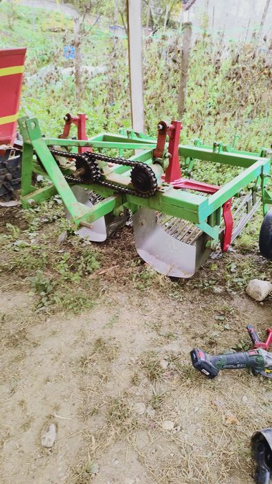 Vând mașina de scos cartofi pe două rânduri prin vibrare