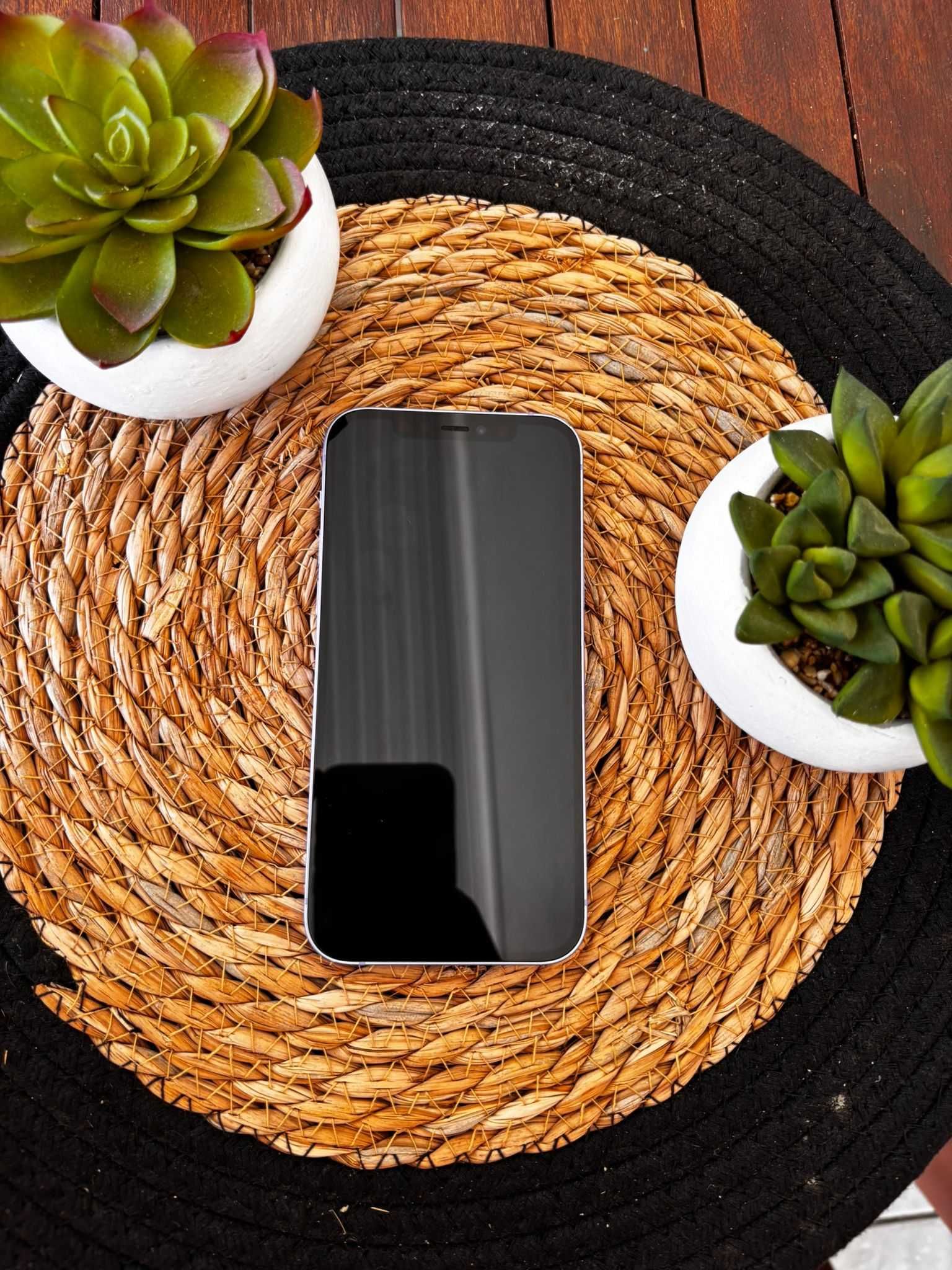 Продавам телефон iPhone 12