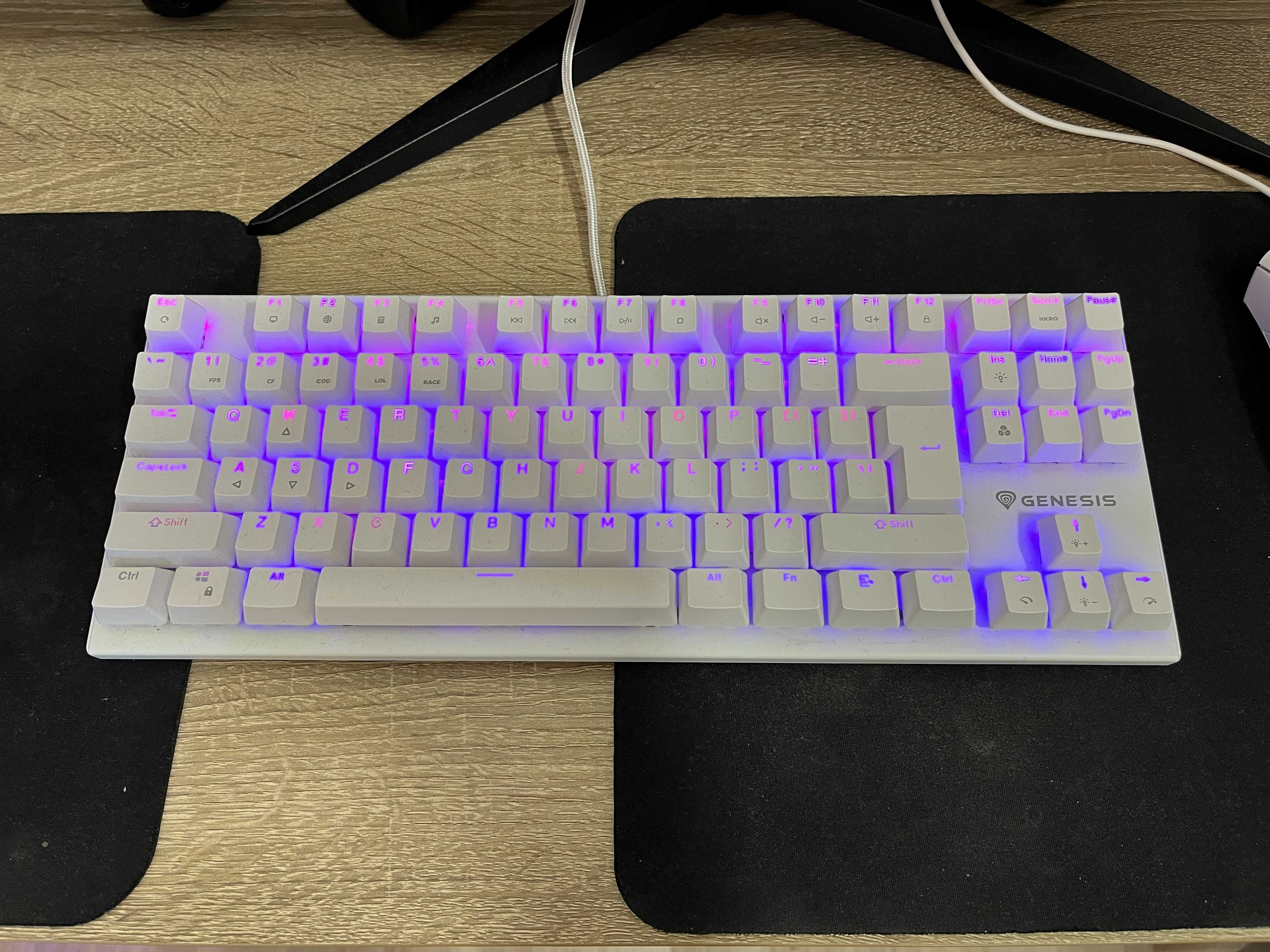 Продавам механична клавиатура Genesis Thor 303 TKL