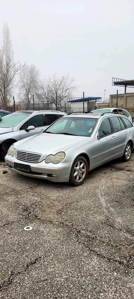 Hyundai Tucson 2.0d и  Mercedes C220 на части