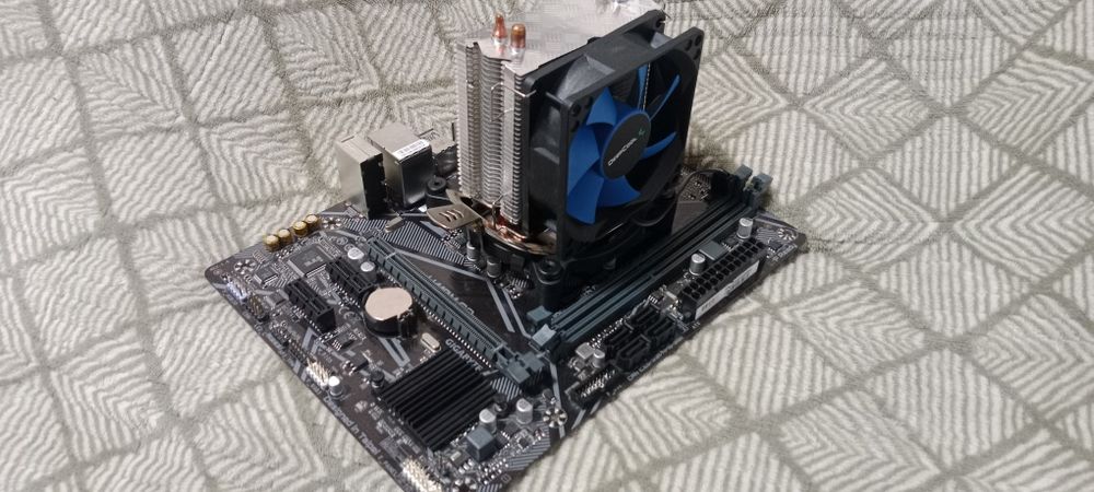 Продам комплект материнская плата, процессор, башня для процессора.