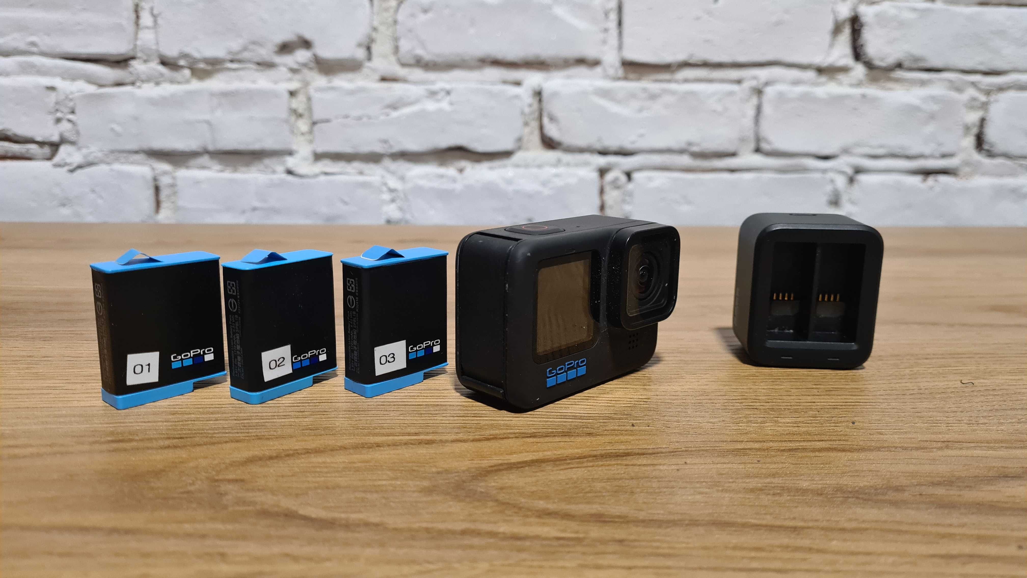 GoPro Hero 10 Black bundle cu 3 baterii si accesorii + Gimbal cadou