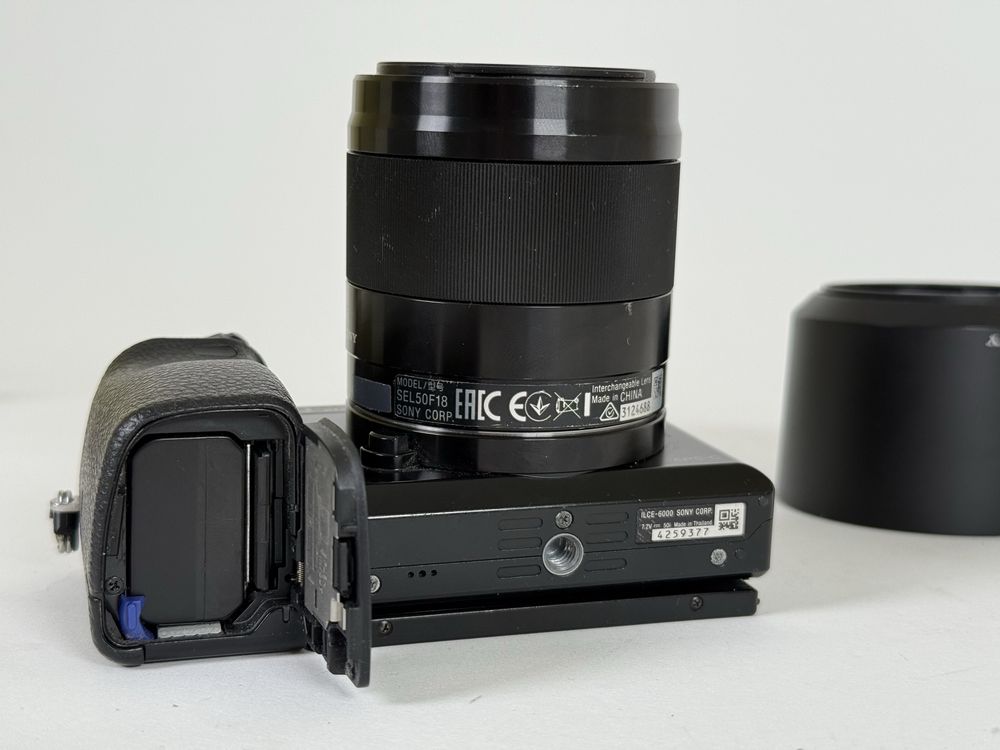 Sony A6000 + Sony SEL 50mm, 1,8f + 3 батерии, зарядно и карта памет