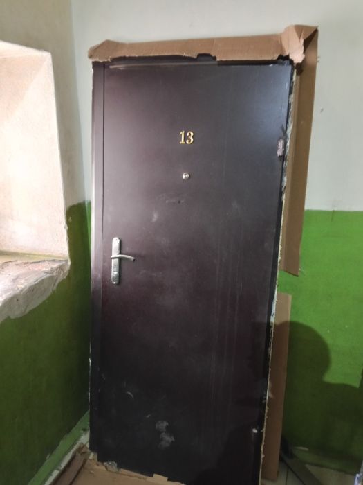 Продам входную дверь, железная !