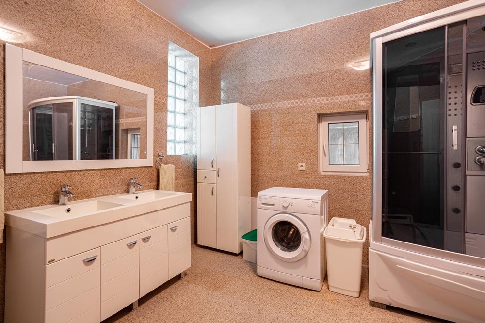 Vilă de vinzare , in Arad , ultracentral , in apropiere de Teatru .