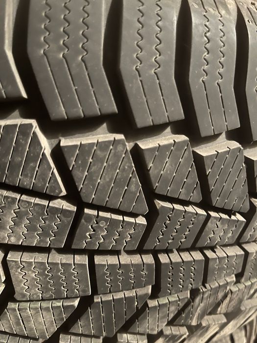Продава зимни гуми Gislavet 235/45/18