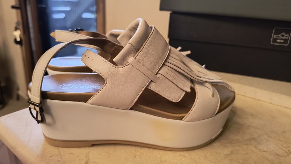 Sandale albe din piele cu franjuri