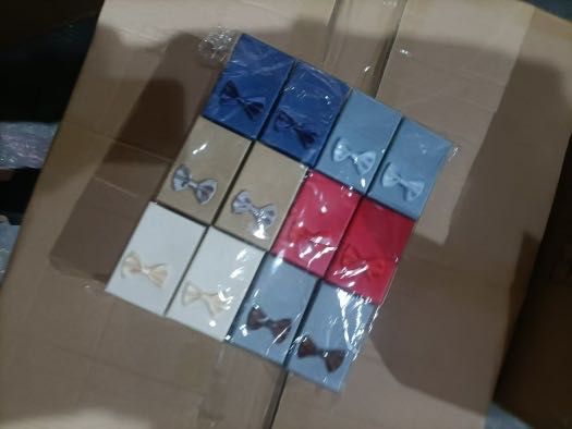 Кутия за бижу от картон с черна подложка.На едро!