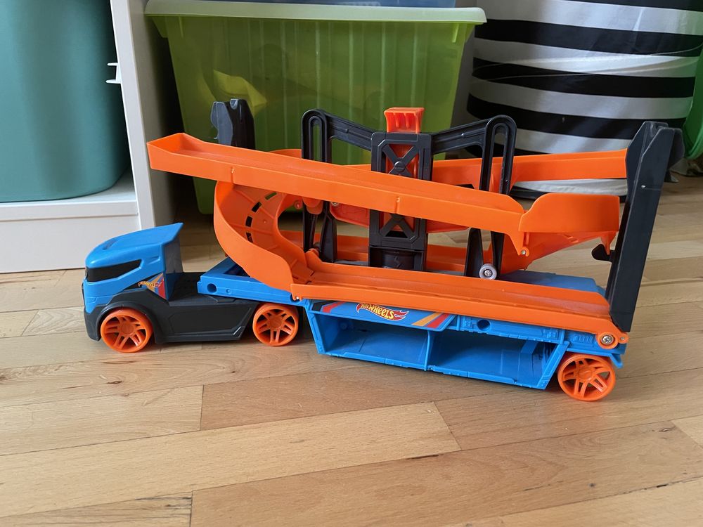 Hot Wheels Mega Action Transporter Lift & Launch