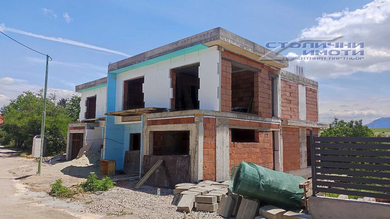 Продава се Къща в с. Гурмазово, Област София-област - 286 кв.м за 1084 €/кв.м - Снимка #1