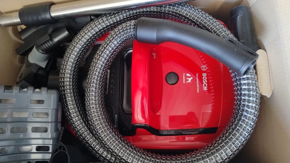 Vând aspirator Bosch cu spălare BWD 421PET