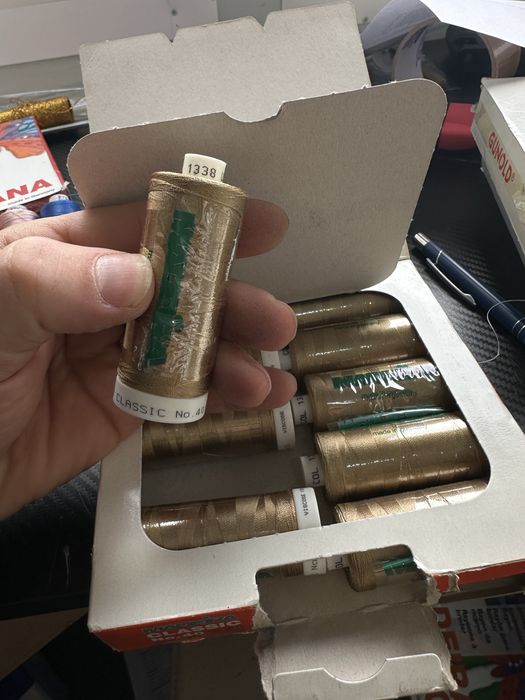 Бродировачни комци на Madeira много цветове