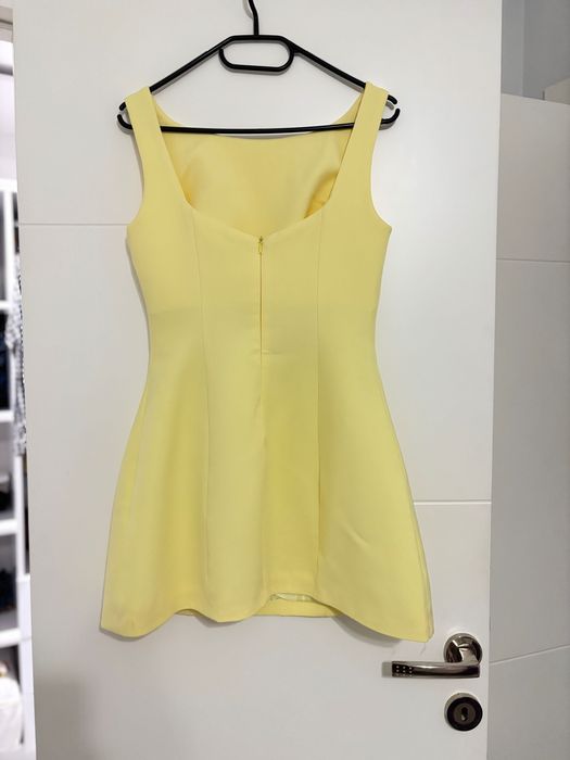 Жълта къса рокля