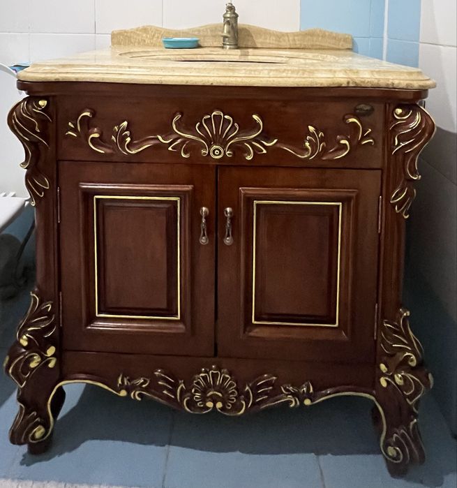 Раковина с деревянным шкафом