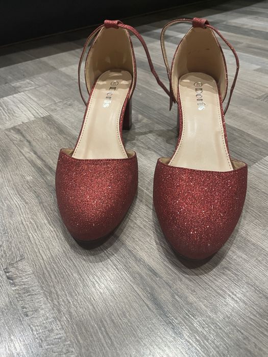 Обувки на ток с брокат ефект 40