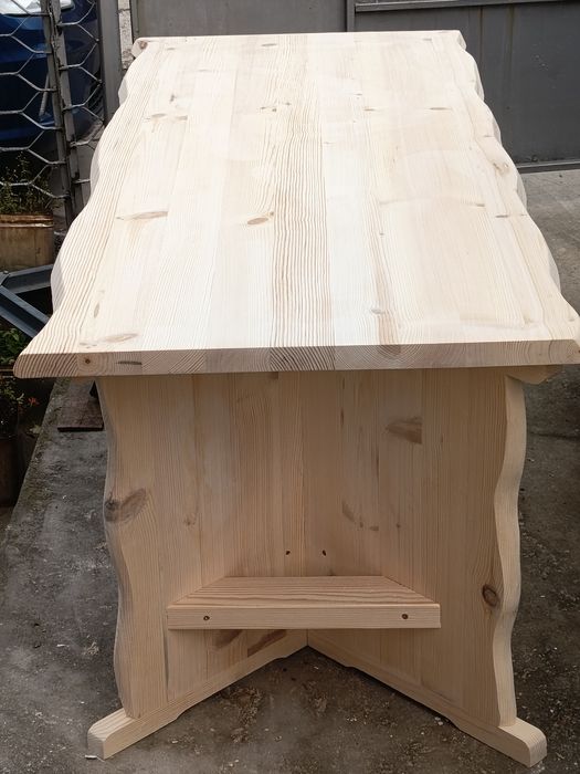 Маса с жив ръб материал е бял бор