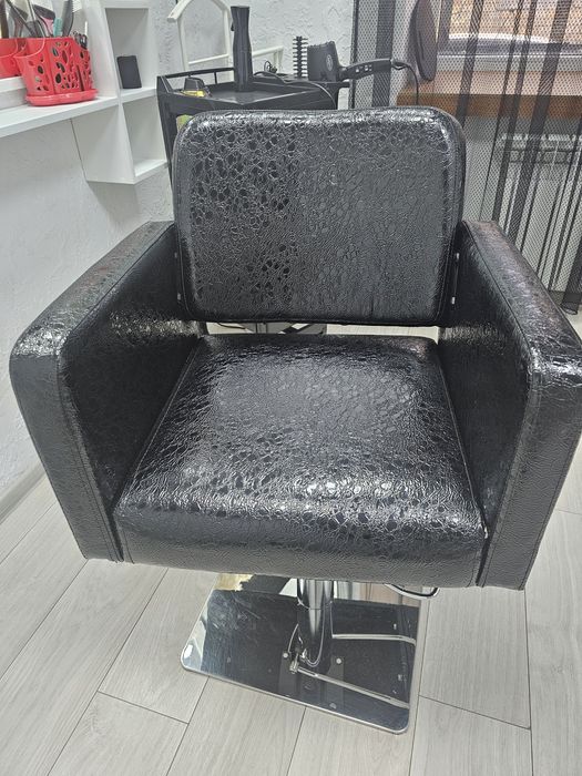Продам парикмахерское кресло