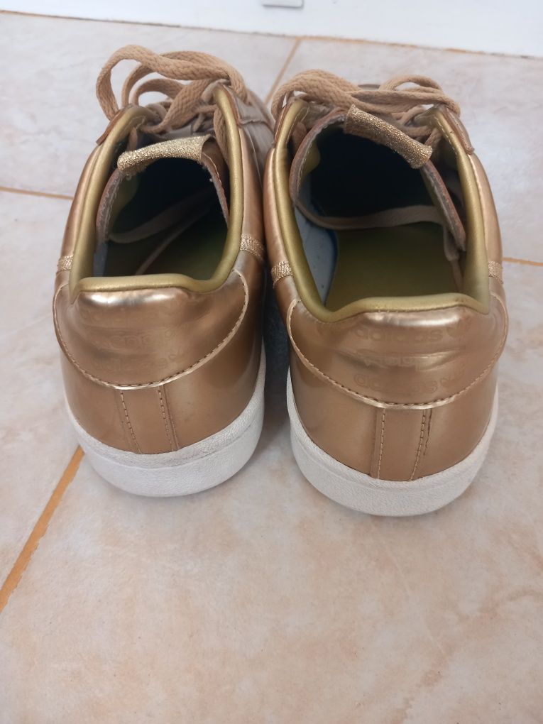 Adidas златисти маратонки