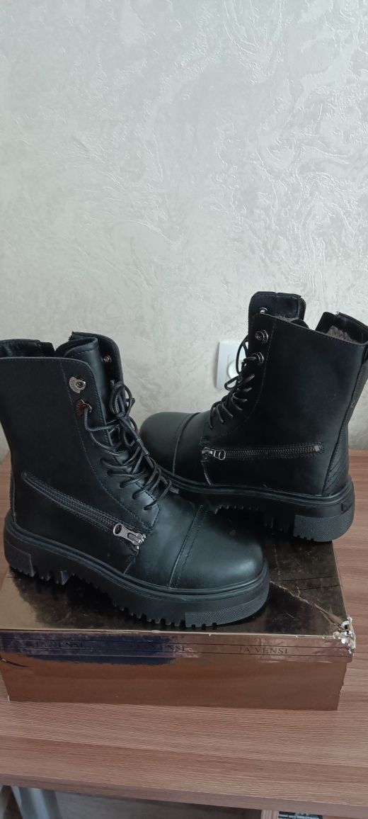 Продам женские зимние ботинки.