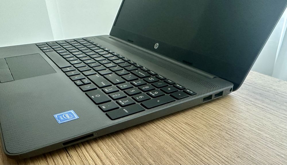 Laptop HP 250 G8 + licenta Windows
