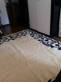 Ръчен вълнен килим в бяло и синьо