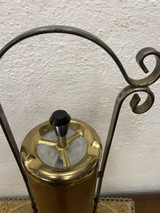 Настолен пепелник от мед  с дръжка от ковано желязо