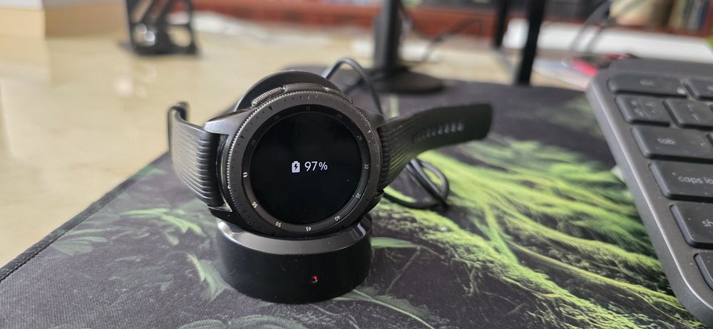 *ОТЛИЧЕН* Смарт Часовник Samsung Galaxy Watch (DC38, SM-R810), зарядно