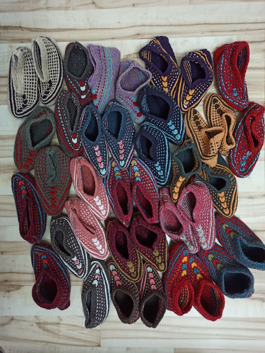 Papuci pentru casă / totosi / cipici tricotați manual