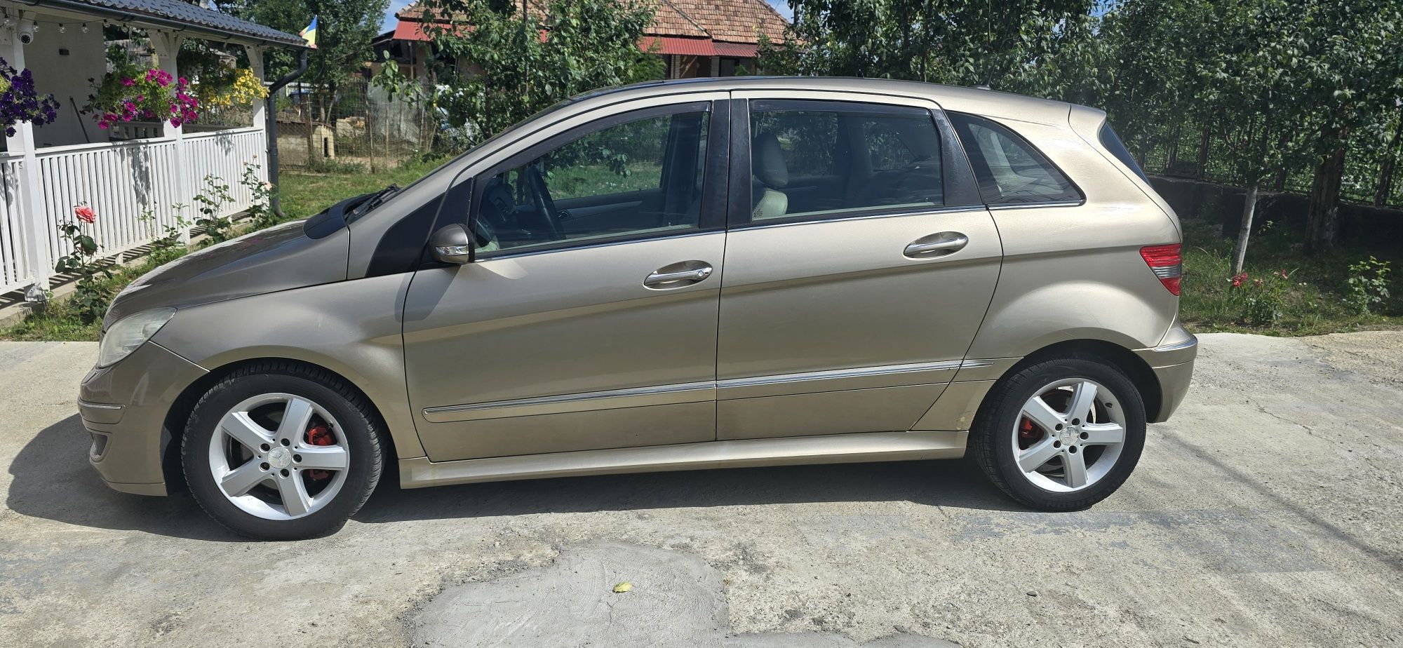 Vând Mercedes B200