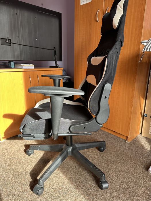 Scaun gaming cu masaj, suport picioare si pernute