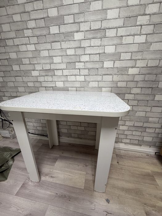 Стол кухонный в отличном состояниие