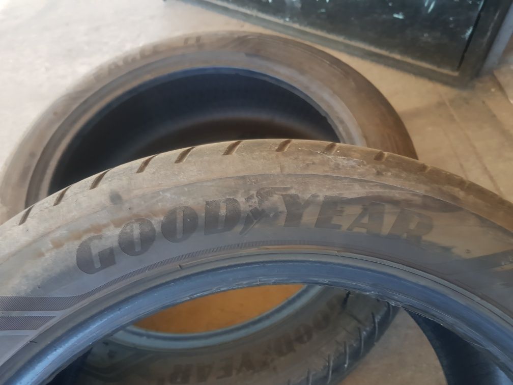 255/45/19 coodyear