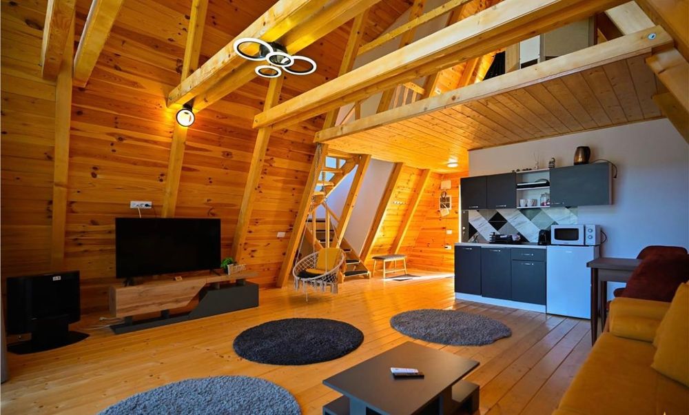 Ansamblu Case mobilate, echipate, 5.700mp teren, INVESTITIE, Brasov