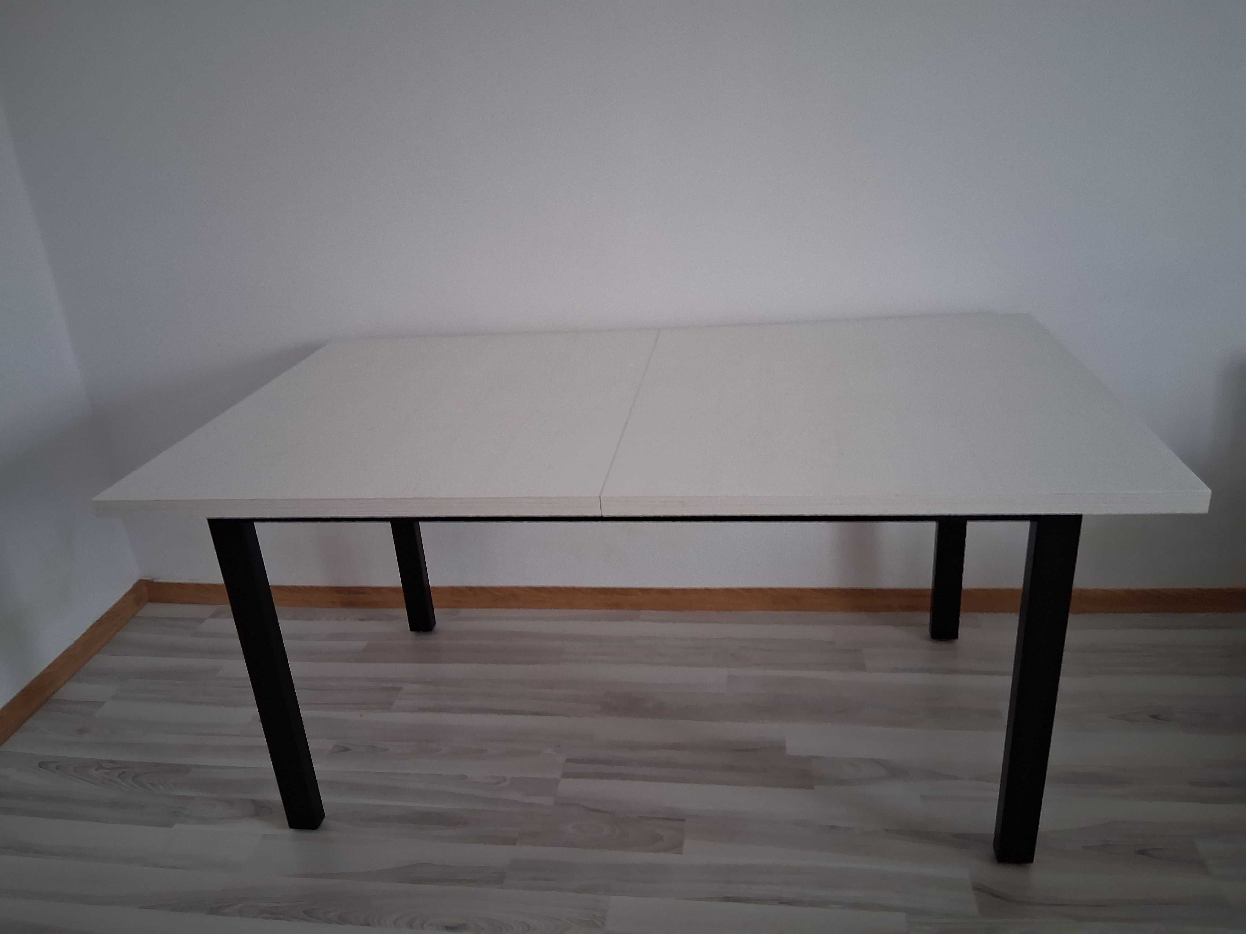Masă alba extensibila la 2 metri,neextinsa are 1.60metri.