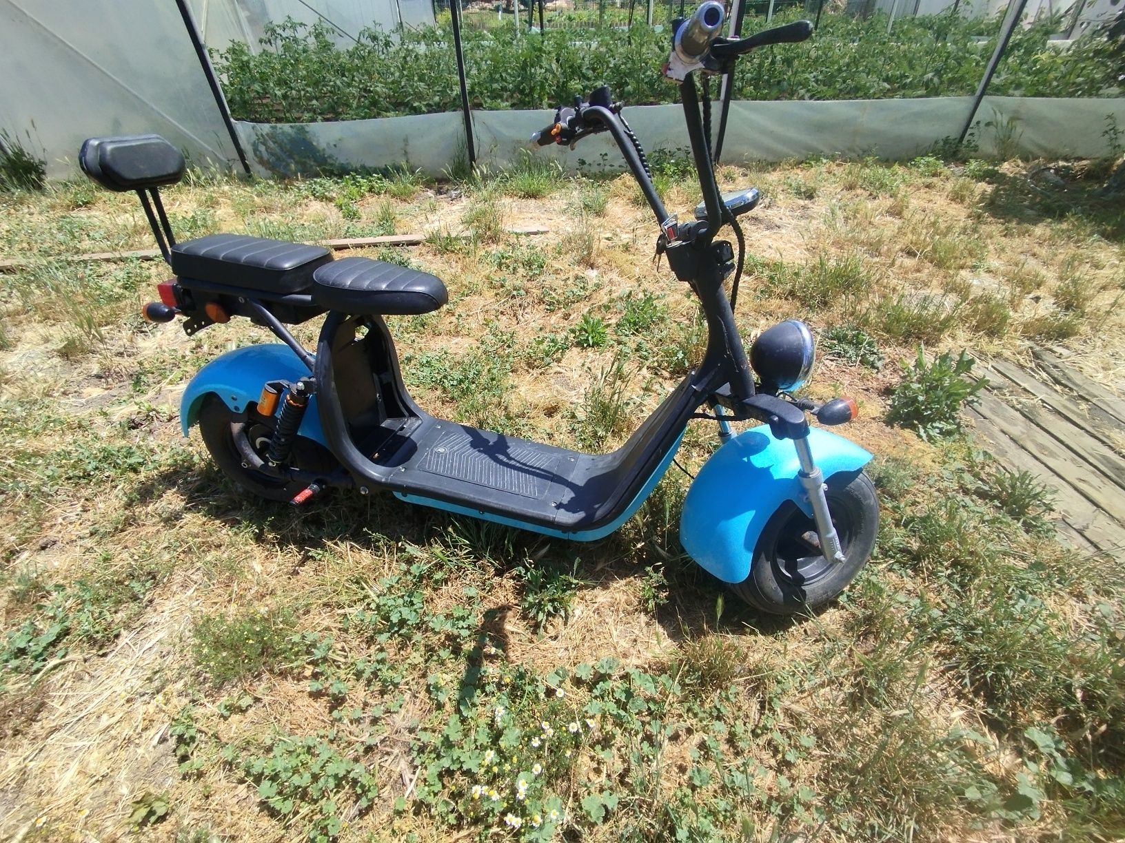 Scuter electric de două persoane
