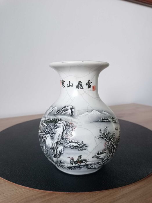 Китайска порцеланова ваза с пукаща глазура с ръчно рисувана
