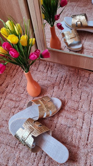 Papuci de culoare aurie potriviți pentru măsură 41-42.