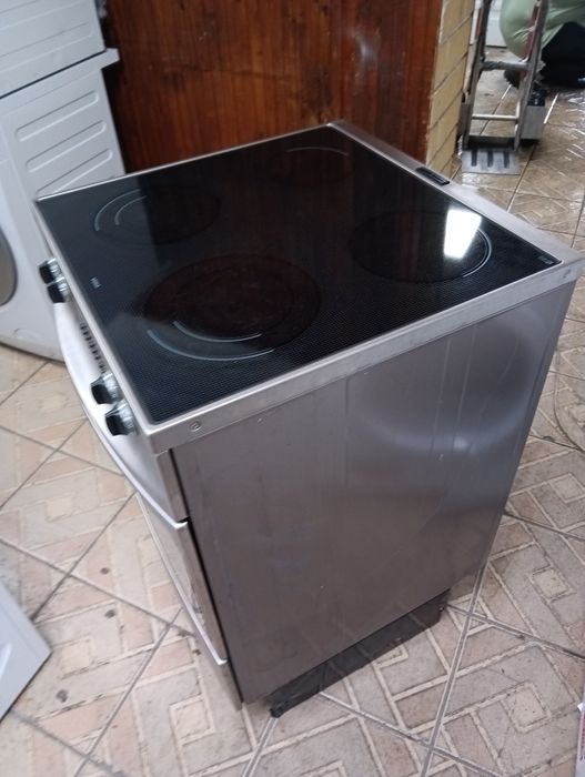 Уникална свободно стояща печка с керамичен плот Voss