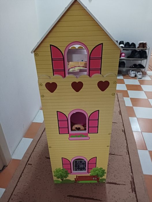 Дървена къща за кукли