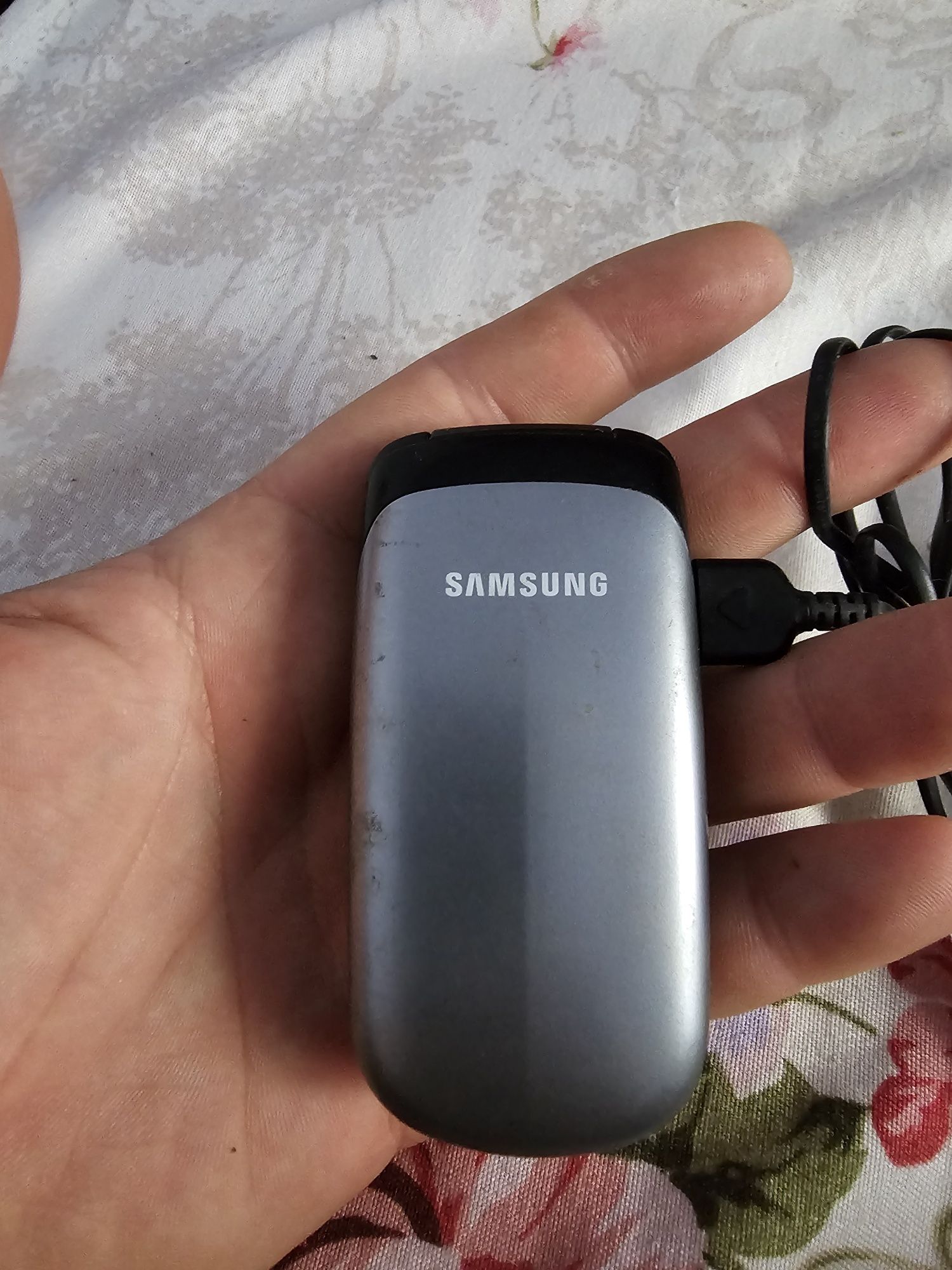 Vănd tel Samsung micuț cu clapetă total funcțional