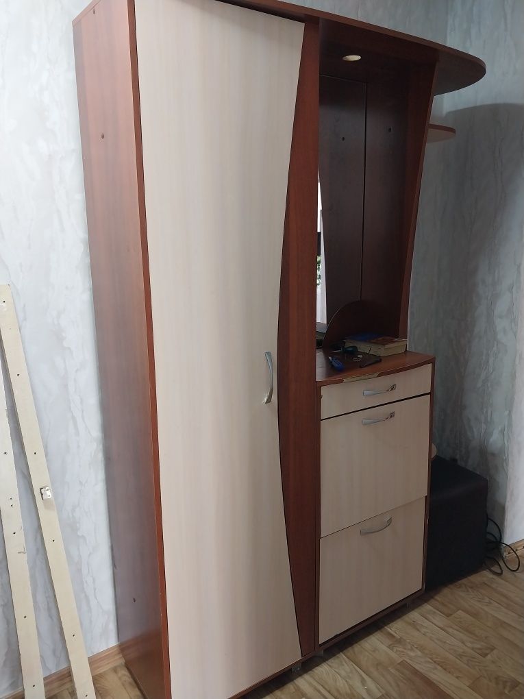 Продаётся шкаф в прихожую комнату
