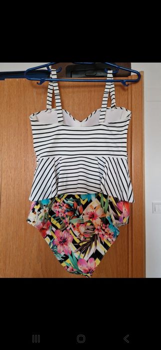 Costum de baie întreg 
Lungime 66 cm.