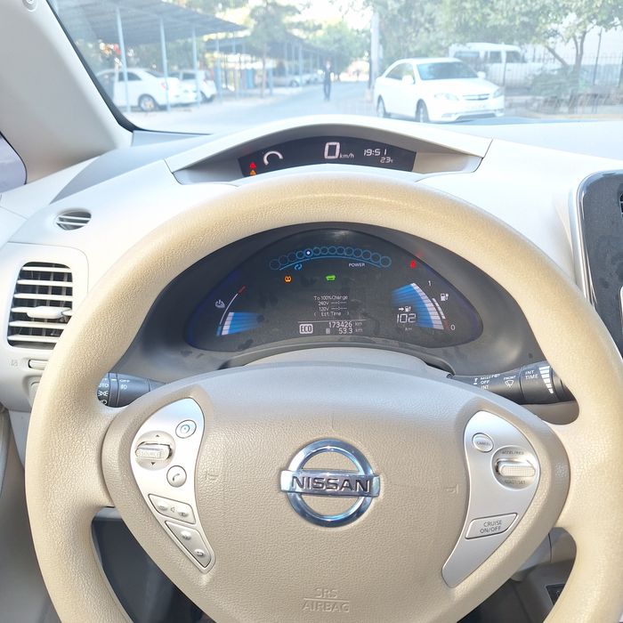 Nissan Leaf ниссан лиф электромабиль сотилади.