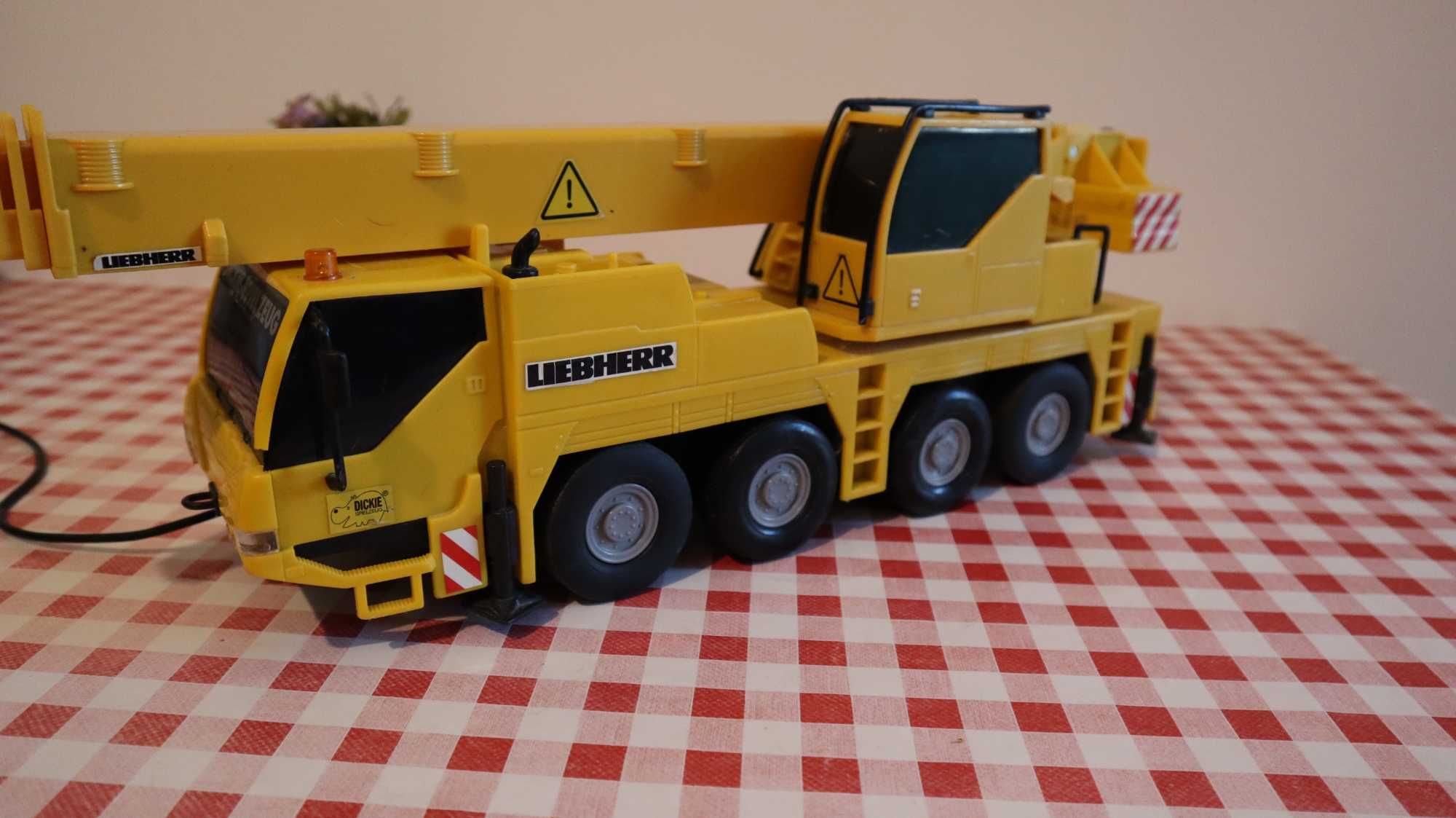 Камион кран с дистанционно Liebherr