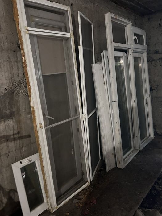 Продавам ПВЦ дограма със двоен стъклопакет и бонус комарници