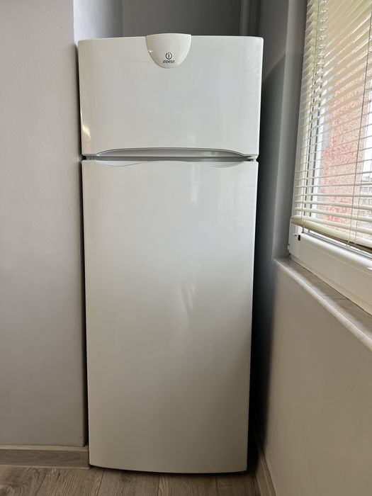 Хладилник с горна камера