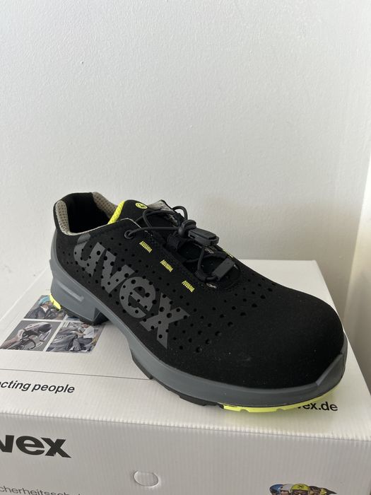 Bocanci de protecție UVEX noi, mărimea 43