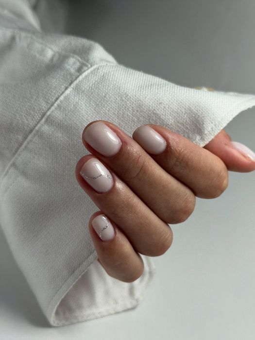 Unghii cu gel sau oja semi.