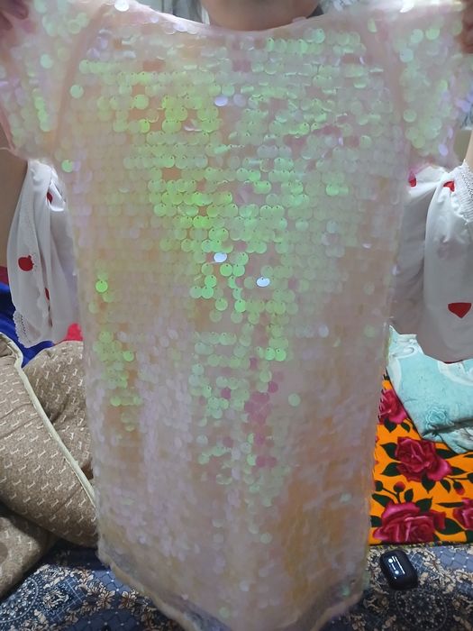 Платье золотой манетки подходит для девочок возрост до 7 лет