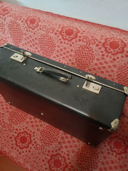Продам советский чемодан.